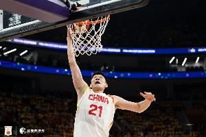 终结本届比赛无盖帽进账的尴尬！中国男篮第一个盖帽是胡金秋给的